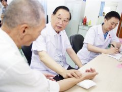 中医“大腕儿”社区义诊人气旺