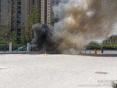 图文：武汉一辆大巴医院门口发生自燃 现场浓烟滚滚