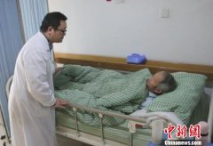 无处可去 郑州一孤寡老人病愈后“恋上”医院