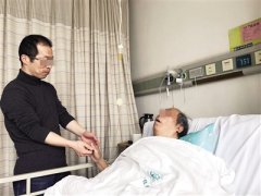 84岁老人沉迷网游 突发脑梗住进医院